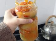 Una foto de berenjena en escabeche vinagre
