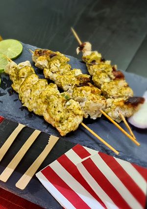 মালাই চিকেন পেস্তো কাবাব (Malai Chicken Pesto Kebab recipe in Bengali) রেসিপির প্রধান ছবি
