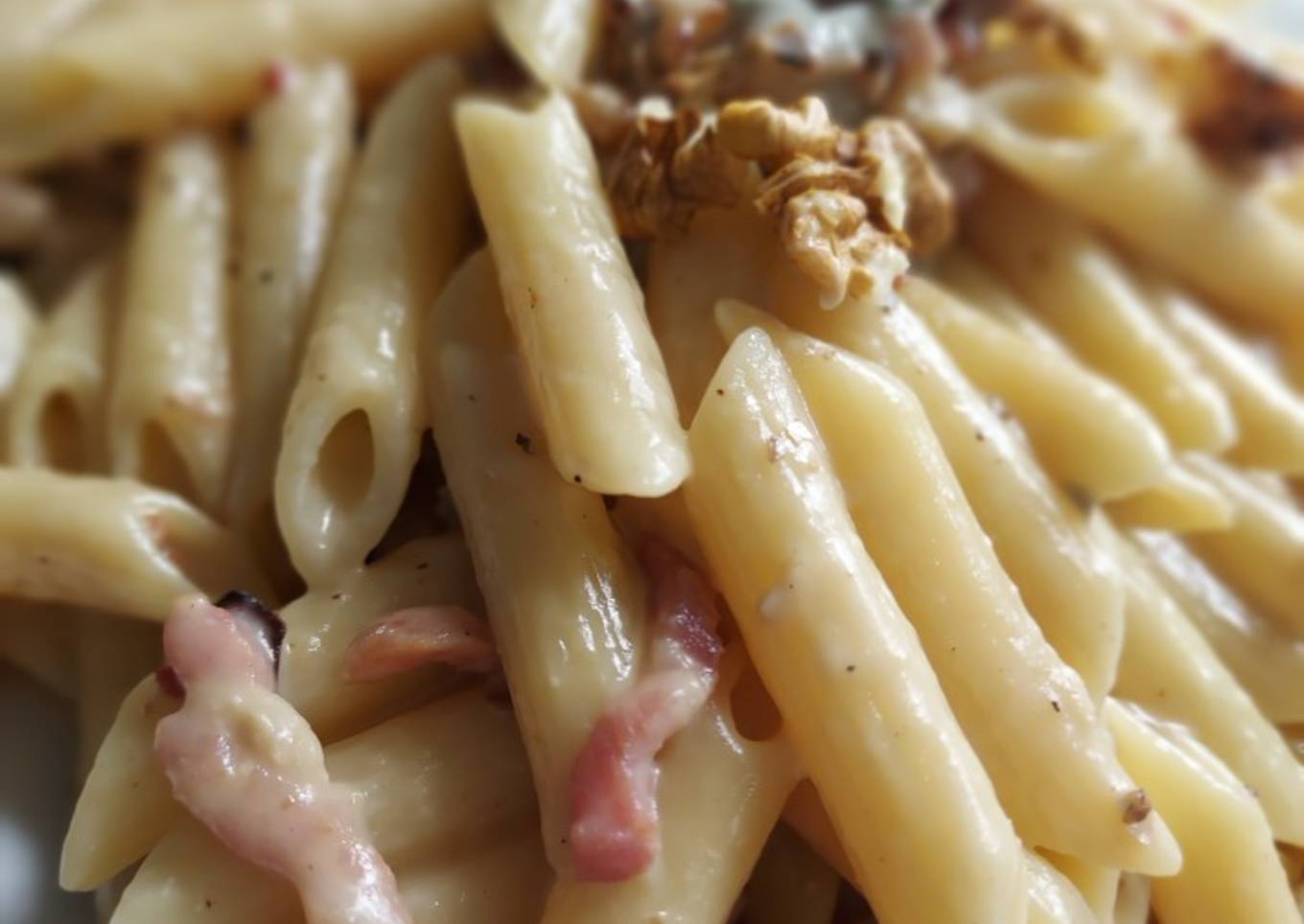 Pâtes à la crème de gorgonzola, lardons et noix