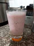 Batido banano, fresas y arándanos