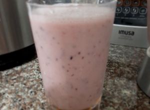Una foto de Batido banano, fresas y arándanos