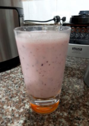 Una foto de Batido banano, fresas y arándanos