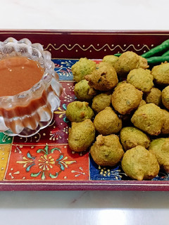 A picture of Moong dal Pakoda.