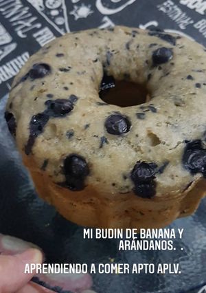 Una foto de Budín de banana y Arándanos apto Aplv y soja