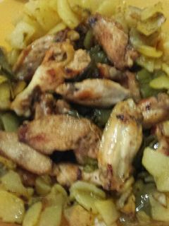Una foto de Alitas de pollo con pimientos