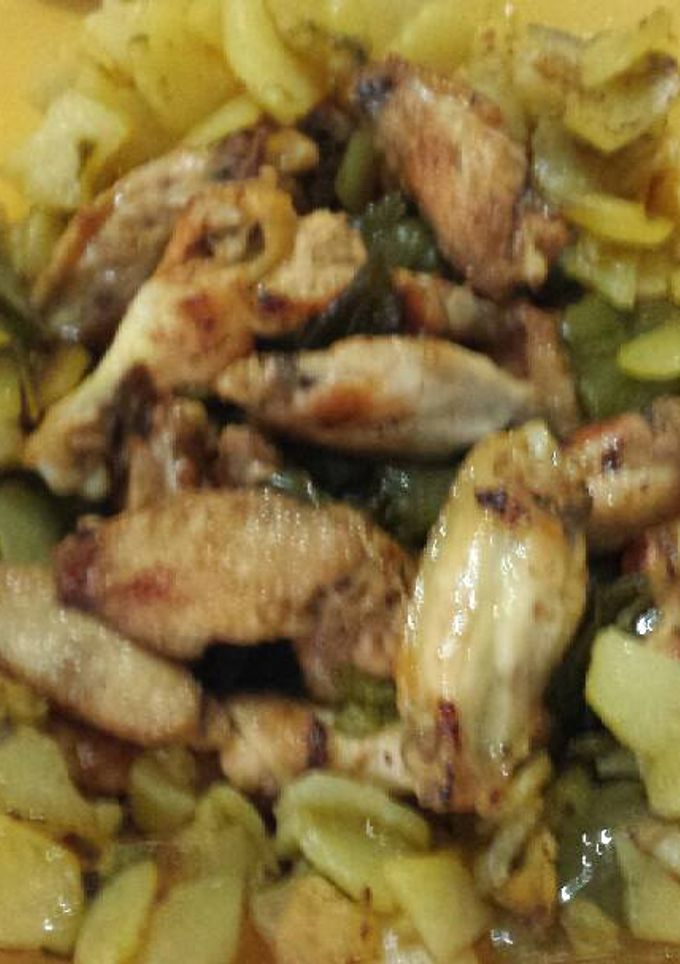 Una foto de Alitas de pollo con pimientos