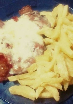 Una foto de Milanesas de pollo con queso y papas fritas