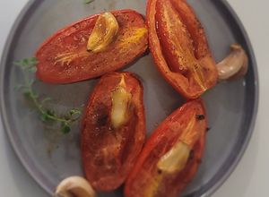 Una foto de Tomates al ajillo