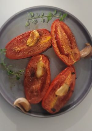 Una foto de Tomates al ajillo