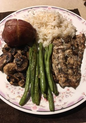 Una foto de Salmón al horno con verduras