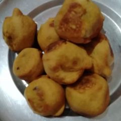 A picture of Batata vada.