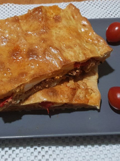 Una foto de Empanada de carne picada con pimiento de piquillo