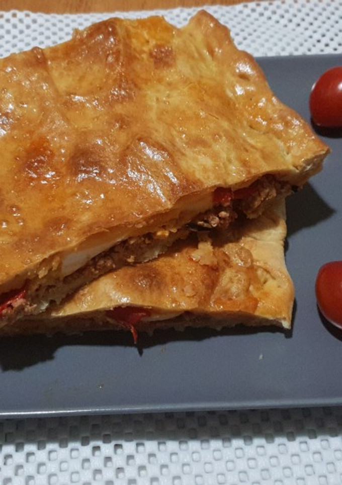 Una foto de Empanada de carne picada con pimiento de piquillo
