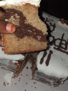 A picture of Vanilla nd chocolate cake.
