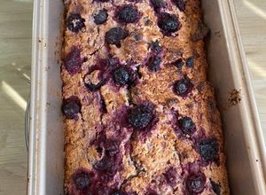 Una foto de Torta de Limón y Frutos rojos - Lemon Cake with berries