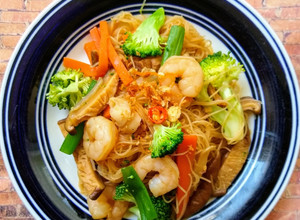 【一鍋到底】海鮮蔬菜炒米粉 的食譜成品照片