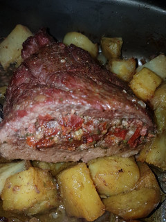 Una foto de Colita de cuadril mechada con papas y batatas
