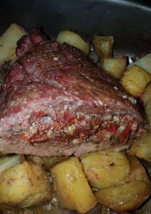 Una foto de Colita de cuadril mechada con papas y batatas