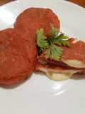 Medallón de masa de croquetas relleno de jamón y queso