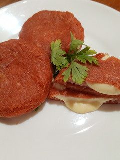Una foto de Medallón de masa de croquetas relleno de jamón y queso