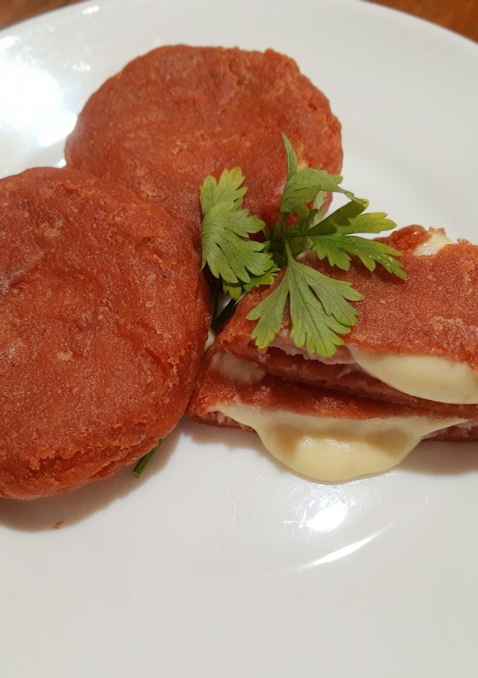 Una foto de Medallón de masa de croquetas relleno de jamón y queso