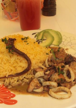 Una foto de Salteado de pulpo y calamar