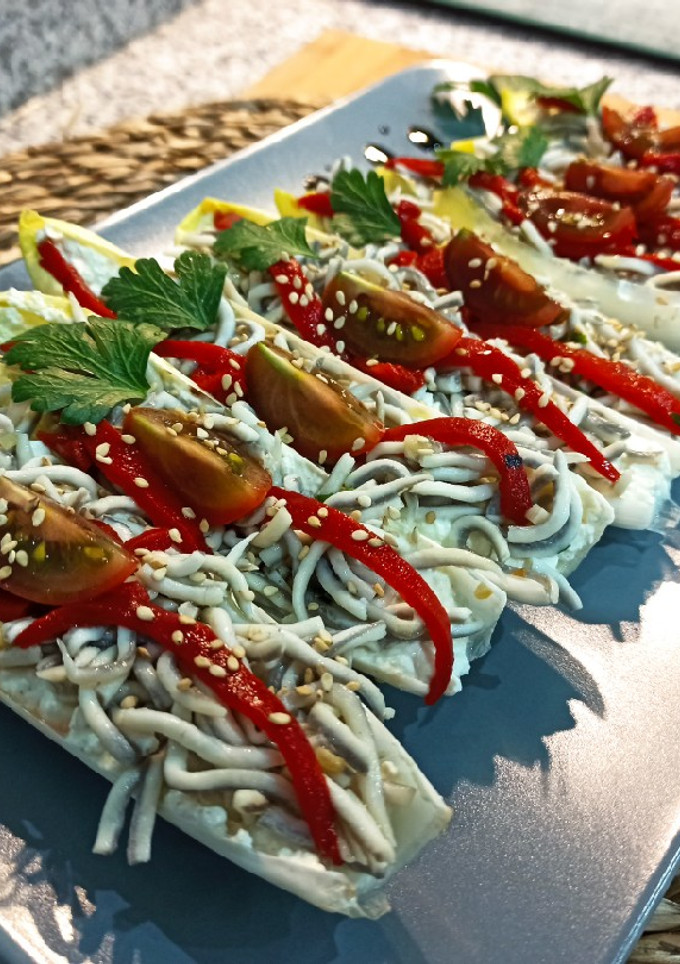 Una foto de Ensalada templada de endivias, requesón y gulas 🥗