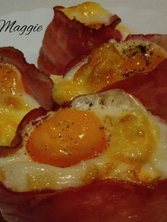 Una foto de Nidos de huevo con bacon