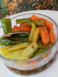 गाजर मिर्च का आचार (Gajar Mirch ka achar recipe in Hindi) रेसिपी मुख्य फोटो