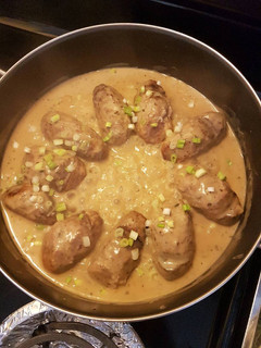 Una foto de Albóndigas rellenas de jamón y mozzarella en salsa cremosa blanc