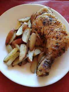 Una foto de La receta del pollo rostizado con papas rústicas de la abuelita
