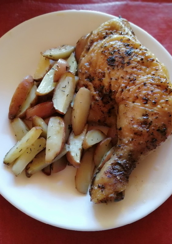 Una foto de La receta del pollo rostizado con papas rústicas de la abuelita