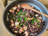 Poroto negro con cebolla caramelizada y pulpo