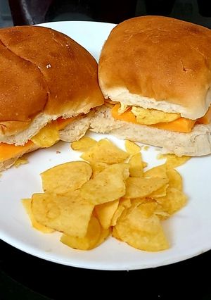 A picture of My Chedder Cheese Cob with cheese+Onion Crisp and Soft cheese🤗.