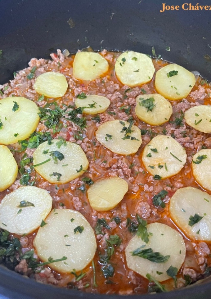 Una foto de Papas con Salsa Boloñesa