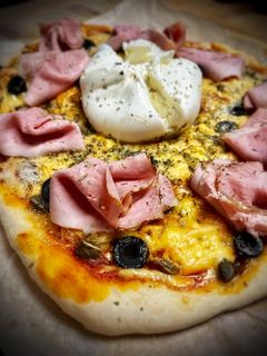 Una foto de Pizza especial de quesos