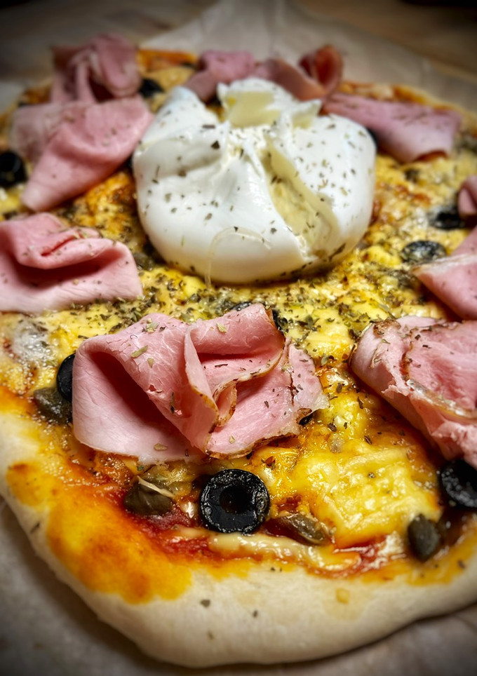Una foto de Pizza especial de quesos