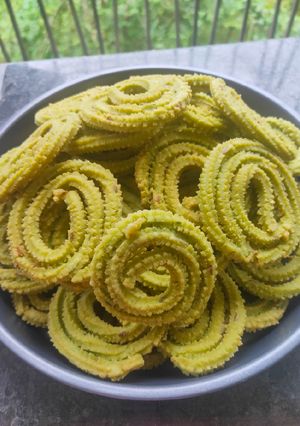 पालक चकरी (palak chakri recipe in Hindi) रेसिपी मुख्य फोटो