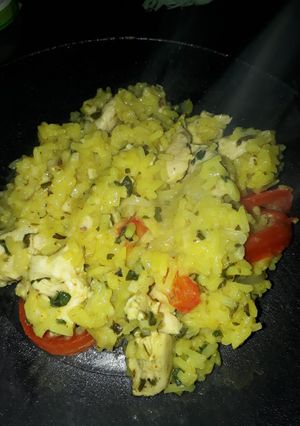 Una foto de Salteado de pollo con mostaza, verduritas y arroz amarillo