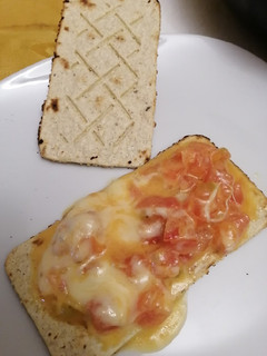 Una foto de Causeo de tomate y huevo