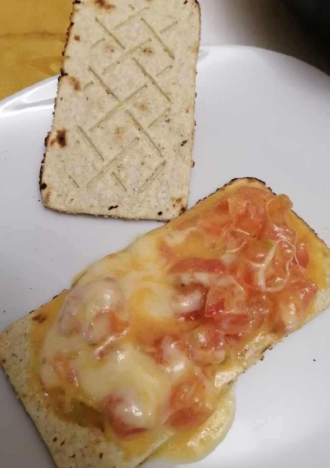 Una foto de Causeo de tomate y huevo