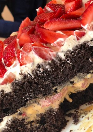 Una foto de Torta de chocolate con frutillas 💖