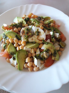 Una foto de Ensalada de garbanzos
