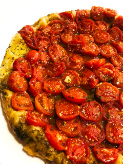 Foto principal de Tarta Tatin con tomates cherry y pesto