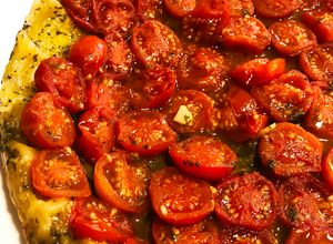 Foto principal de Tarta Tatin con tomates cherry y pesto