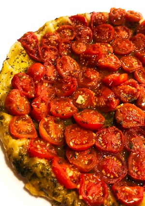 Una foto de Tarta Tatin con tomates cherry y pesto