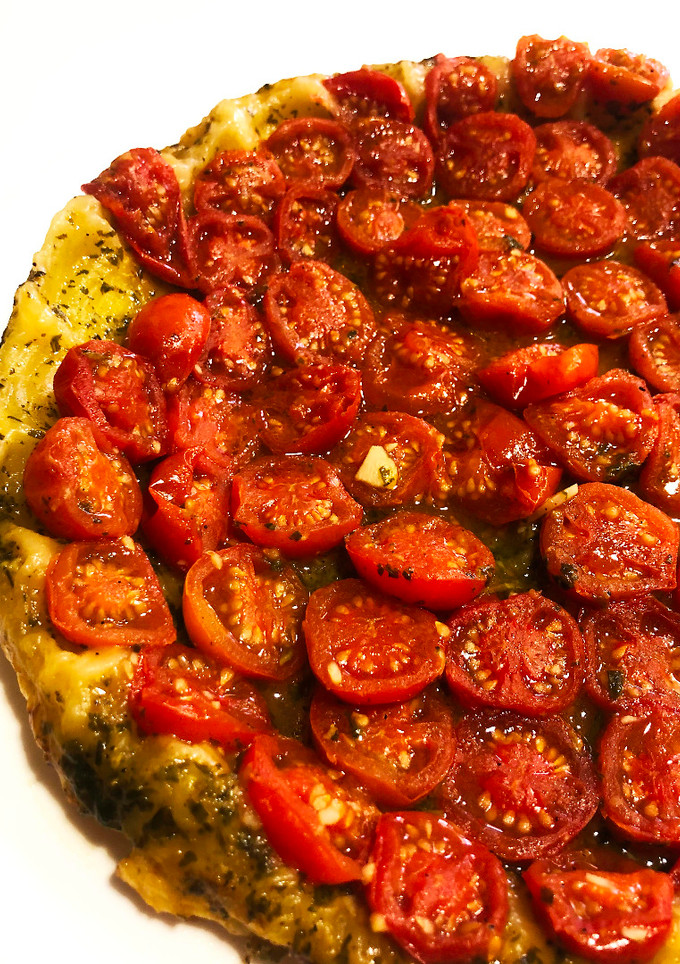 Una foto de Tarta Tatin con tomates cherry y pesto