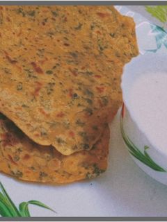 त्रिकोण कसुरी मेथी पराठे (Kasuri Methi Paratha Recipe In Marathi) रेसिपी चे मुख्य फोटो