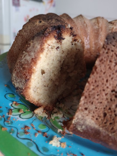 Una foto de Budín de bananas húmedo, con chips de chocolate