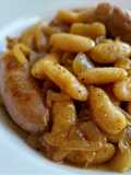 Butifarras encebolladas al vermut con alubias